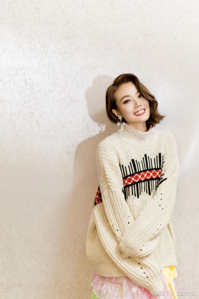 卷发 毛衣 半身纱裙好有女人味!容祖儿穿起来明艳清新,太吸粉了